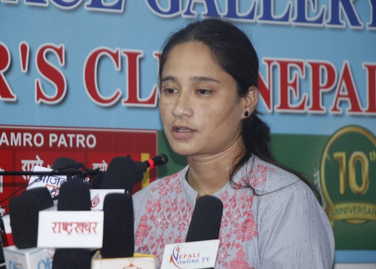 योग ढकाललाई आममाफी दिने निर्णयविरुद्ध चेतनकी श्रीमती भारती मानन्धरले अनशन सुरू