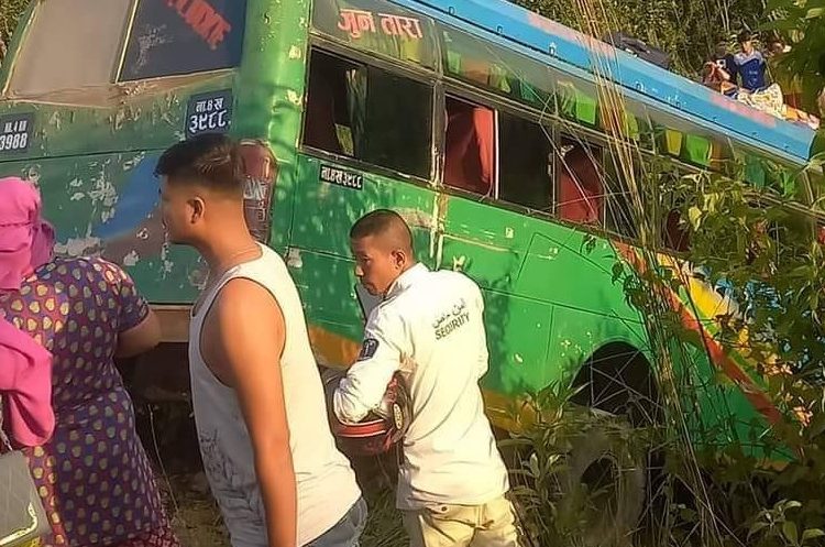 यात्रुवाहक बस दुर्घटना हुँदा १५ जना घाइते