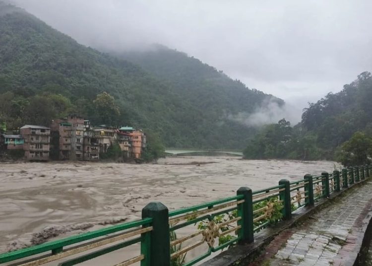 सिक्किममा बाढीमा परी १० जनाले ज्यान गुमाए, ८२ अझै बेपत्ता