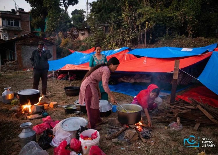 एउटै त्रिपालमुनि ११ परिवारको बास