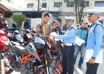 ट्राफिक प्रहरीद्वारा १८ ओटा दुईपाङग्रे सवारी साधन हस्तान्तरण