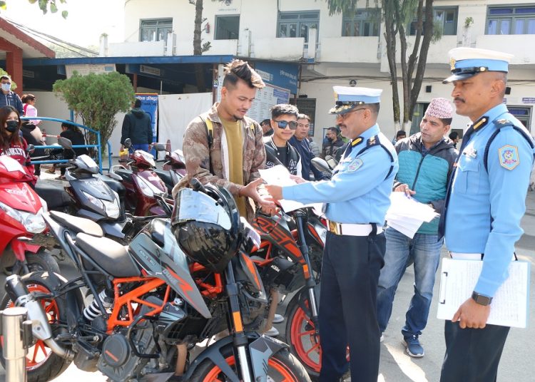 ट्राफिक प्रहरीद्वारा १८ ओटा दुईपाङग्रे सवारी साधन हस्तान्तरण