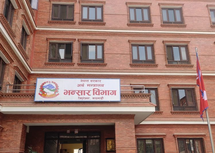 मुलुकको व्यापार घाटा साढे चार खर्ब नाघ्याे