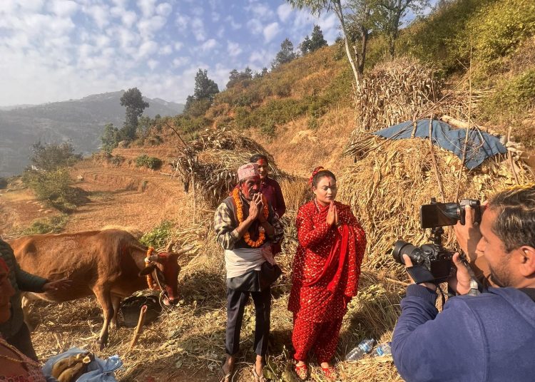 आपतविपतकी देवी माता मनकामना जेन्नी श्रेष्ठले ‘गाई’ ‘सरिता बाजे’ लाई दान गरिन्