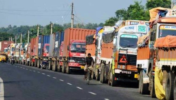 वीरगञ्ज भन्सारमा राजस्व छलीका दर्जनौं ट्रक, कारबाही गर्न आलटाल