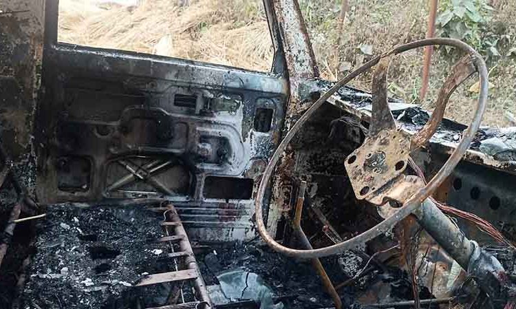 पराल बोकेको गाडीमा आगजनी