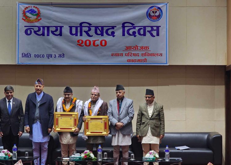 उच्च अदालतका न्यायाधीशहरूविरुद्ध ४५२ उजुरी