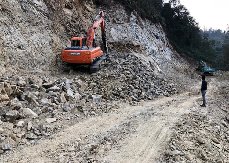 दलभन्ज्याङसम्मको सडकमा कालोपत्रे हुँदै