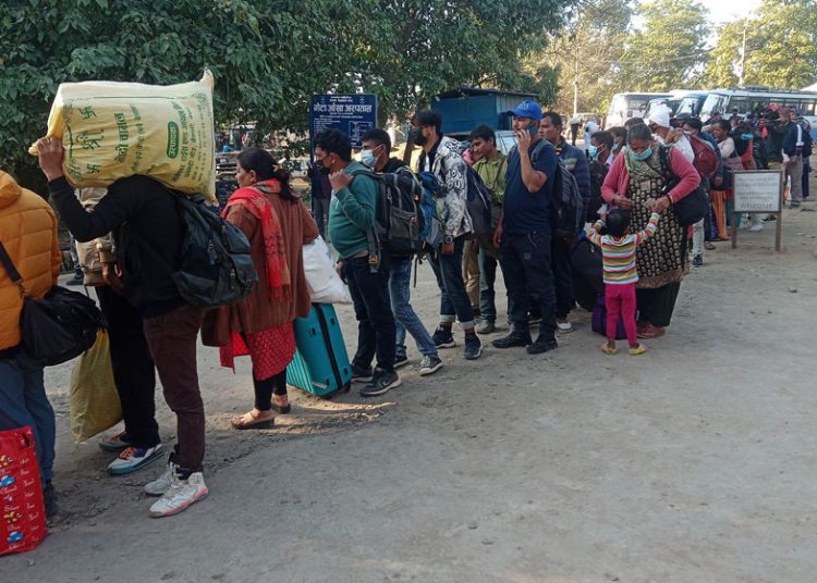 धमाधम छिमेकी मुलुक भारततर्फ जान थाले
