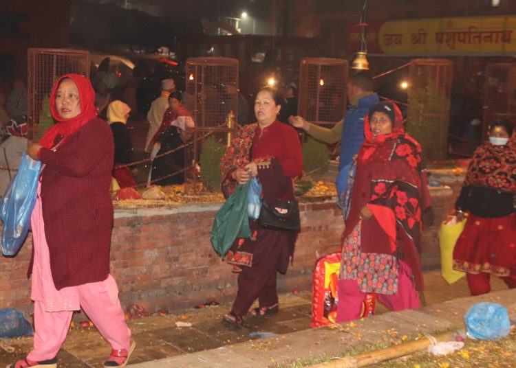 देवघाटधाममा शतबीज छर्न भक्तजनको घुइँचो