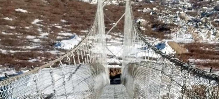 गाउँ लिमीका स्थानीयले ताक्ची खोला तर्नु पर्ने बाध्यता हट्याे