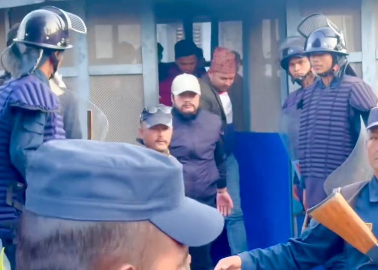 दुई  जनाले जिल्ला अदालत कास्कीमा गरे आत्मसमर्पण