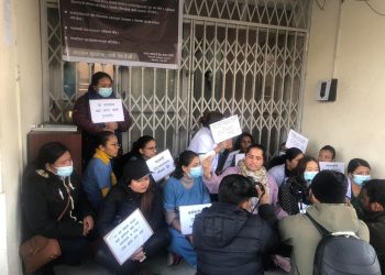 करारबाट ज्यालादारीमा झारिएको बिरोधमा नर्सहरुले लगाए तालाबन्दी