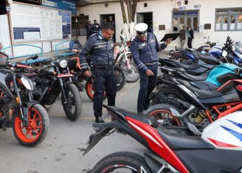 ध्वनी प्रदूषण गराउने मोटरसाइकल चालकलाई कारबाही