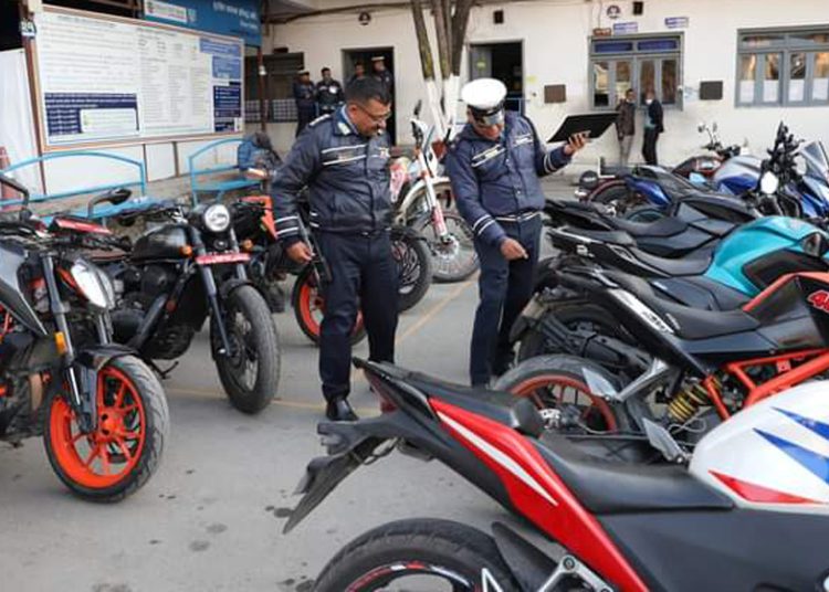 ध्वनी प्रदूषण गराउने मोटरसाइकल चालकलाई कारबाही