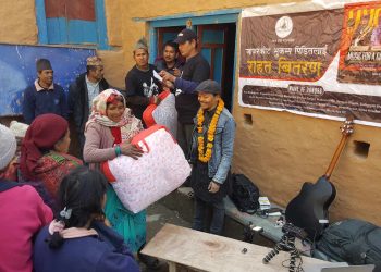 जाजरकोटका भुकम्प पिडितलाई कलाकार अशेष डंगोल उर्फ हिमालयन हेन्ड्रिक्स टोलीकाे सहयाेग