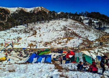 पातीहाल्ने हिउँले छोपिँदा पर्यटकको घुइँचो