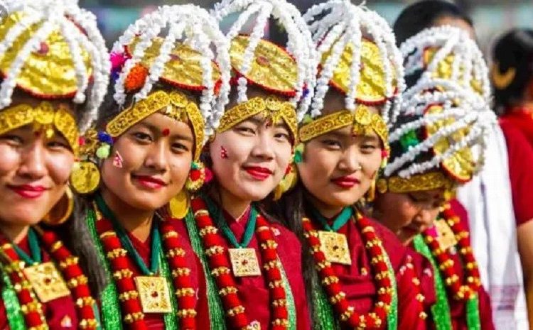 हर्षोल्लासपूर्वक सोनाम ल्होछार मनाउँदै