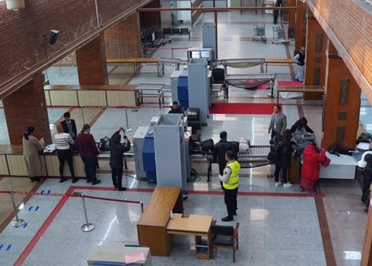 विदेशी मुद्रासहित त्रिभुवन अन्तर्राष्ट्रिय विमानस्थलबाट एक पक्राउ