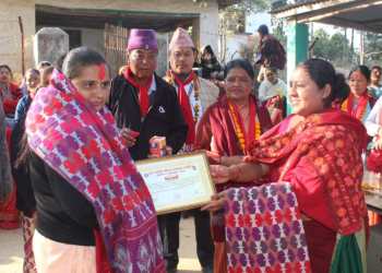 स्वास्थ्य स्वयंसेविकालाई सम्मानित