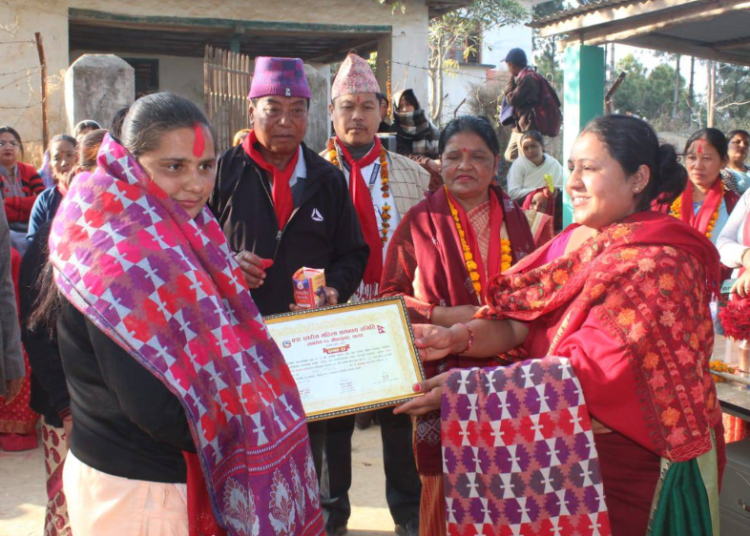 स्वास्थ्य स्वयंसेविकालाई सम्मानित