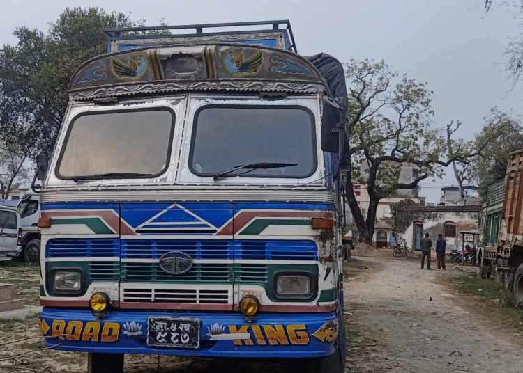 बिलभन्दा बढी कपडा र किताब लोड रहेको ट्रक प्रहरी नियन्त्रणमा