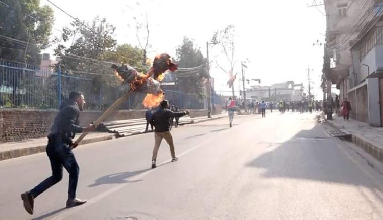 गृहमन्त्री रवि लामिछानेको पुत्ला दहन