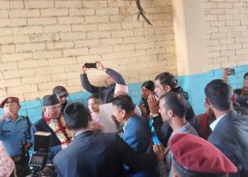 प्रधानमन्त्रीलाई भेटे सहकारीका पीडितले