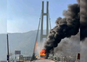 चिसापानीको पुलमा ट्रकमा आगलागी भएपछि पूर्व–पश्चिम राजमार्ग अवरुद्ध