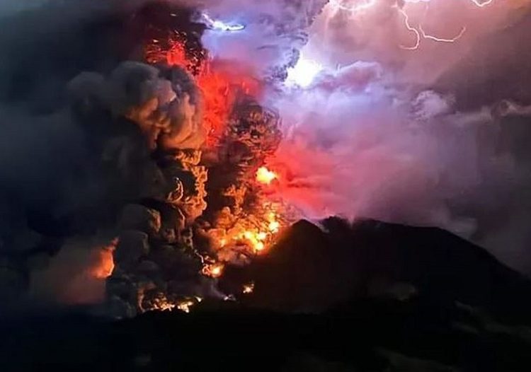 इन्डोनेसियामा ज्वालामुखी विस्फोट हुँदा ११ हजारभन्दा बढी विस्थापित