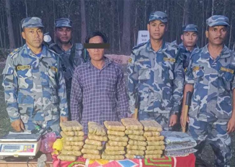 चरेस जस्तो देखिने पदार्थसहित एक पक्राउ