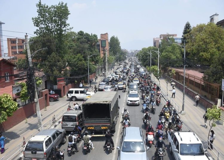 कतारका राजा अल थानीको सवारीले गर्दा यातायात सेवा प्रभावित