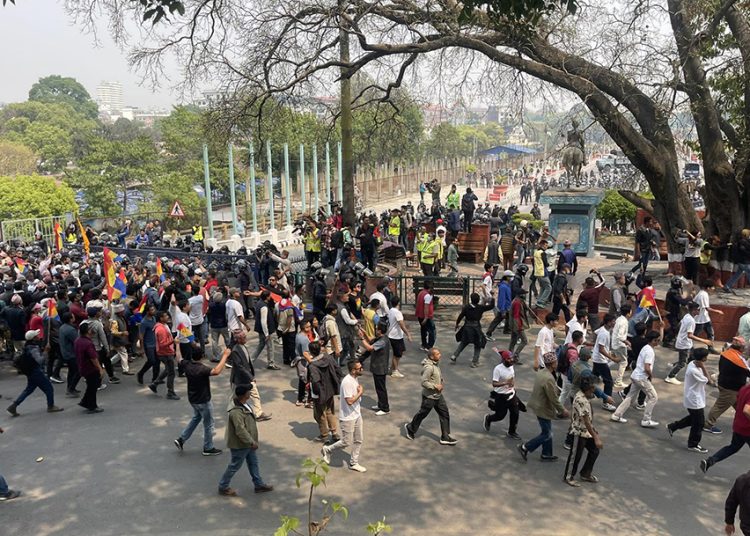 भद्रकालीमा प्रहरी र प्रदर्शनकारीबीच झडप