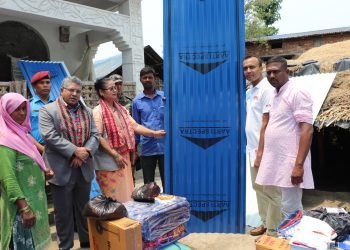 दुहवी र इटहरीका आगलागी पीडित १२ घरपरिवारलाई राहत वितरण