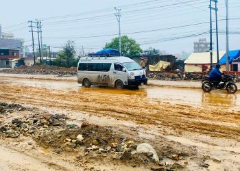 धुलोले र हिलो राजमार्ग सास्ती