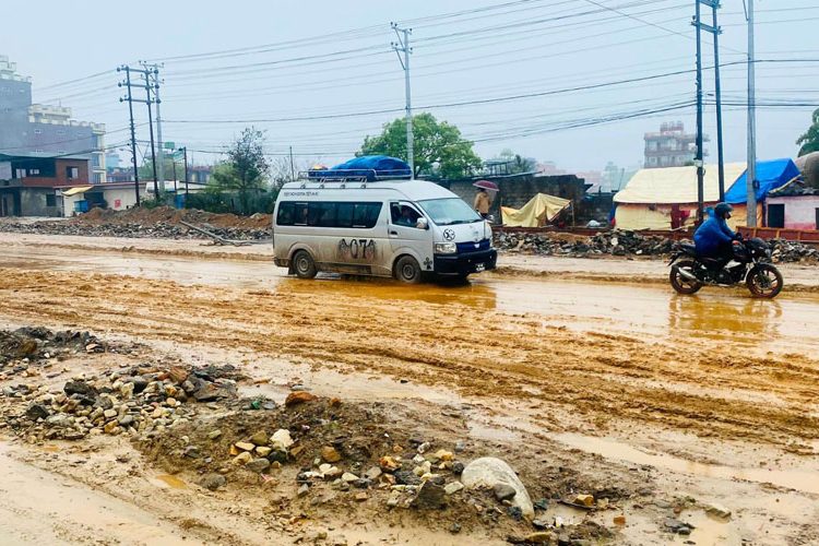 धुलोले र हिलो राजमार्ग सास्ती