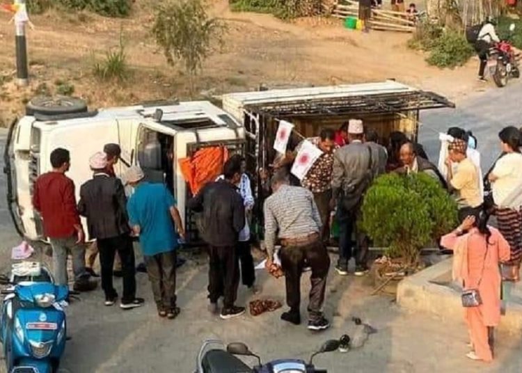एमालेको विजय जुलुसमा सहभागी भएर फर्किंदै गरेको पिकअप भ्यान दुर्घटना हुँदा १९ जना घाइते