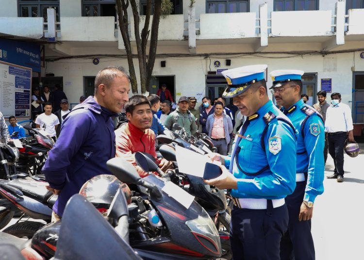 हराएका २४ओटा दुईपाङग्रे सवारी साधन खोजतलास गरी ट्राफिक प्रहरीद्वारा धनीलाई हस्तान्तरण