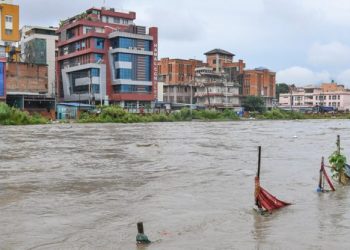 उपत्यकाकाकै नदी छेउका घरहरु जोखिममा, करिडोरमा प्रहरी गस्ती