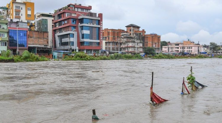 उपत्यकाकाकै नदी छेउका घरहरु जोखिममा, करिडोरमा प्रहरी गस्ती