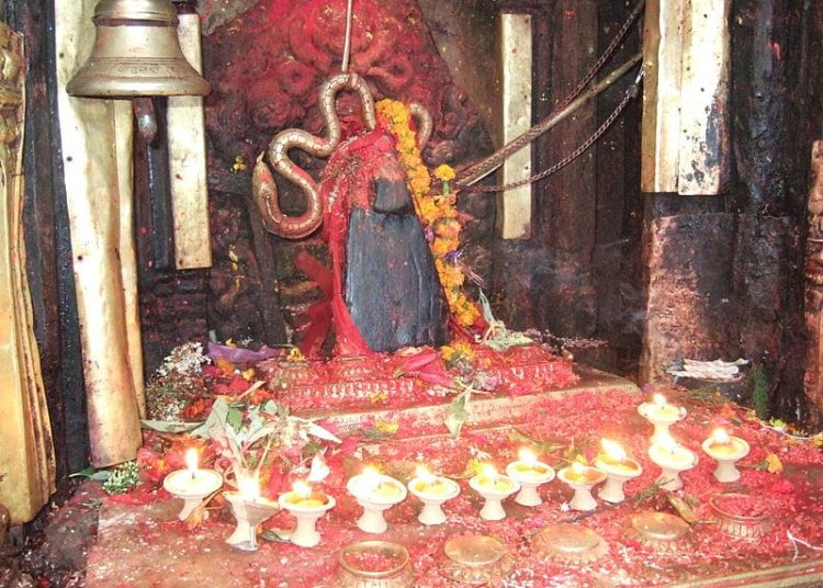 दोलखा भीमेश्वरको सिलामा दुई घण्टा देखि निरन्तर पसिना आयाे