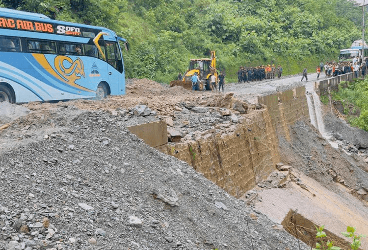 पहिरोमा बेपता भएको गणपती डिलक्सका १४ जना यात्रुको नाम सार्वजनिक