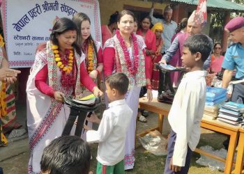 नेपाल प्रहरी श्रीमती संघलाई शैक्षिक सामग्री हस्तान्तरण