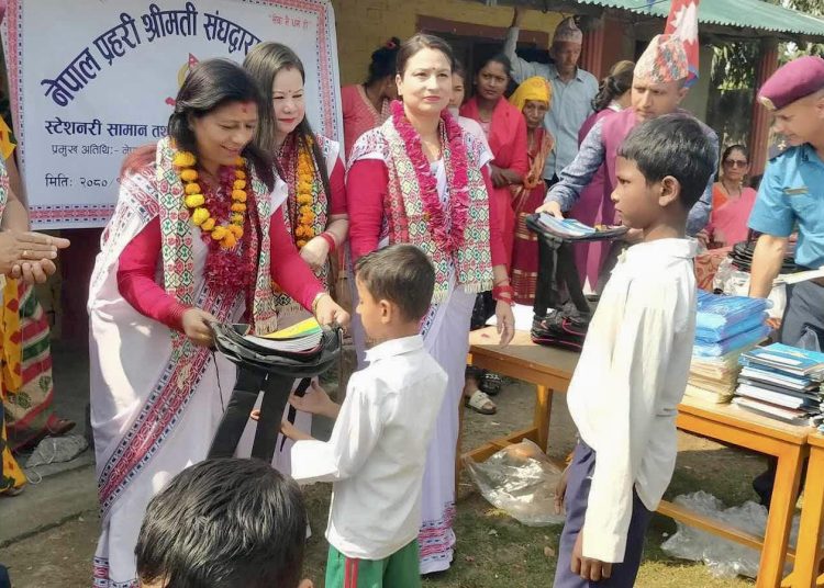 नेपाल प्रहरी श्रीमती संघलाई शैक्षिक सामग्री हस्तान्तरण