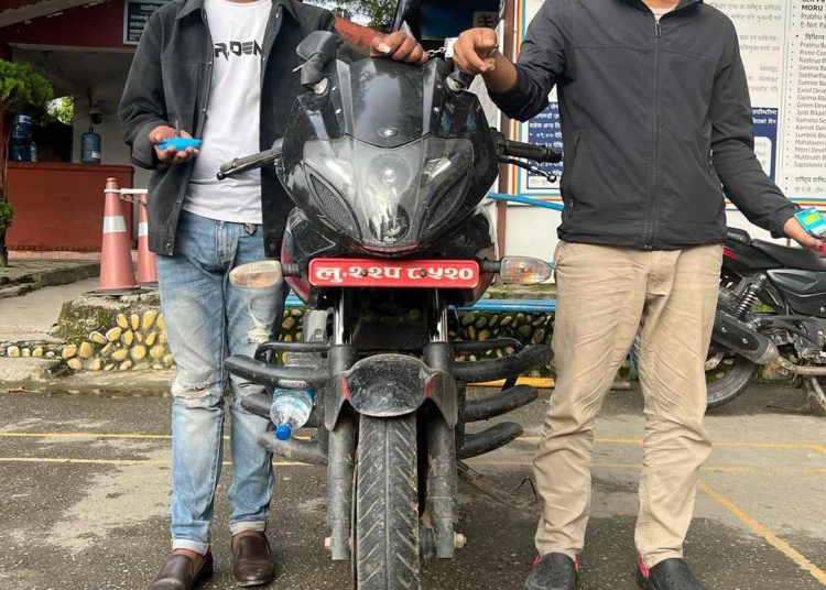मोटरसाइकल चोरीमा संलग्न २ जना ट्राफिक प्रहरीको नियन्त्रणमा