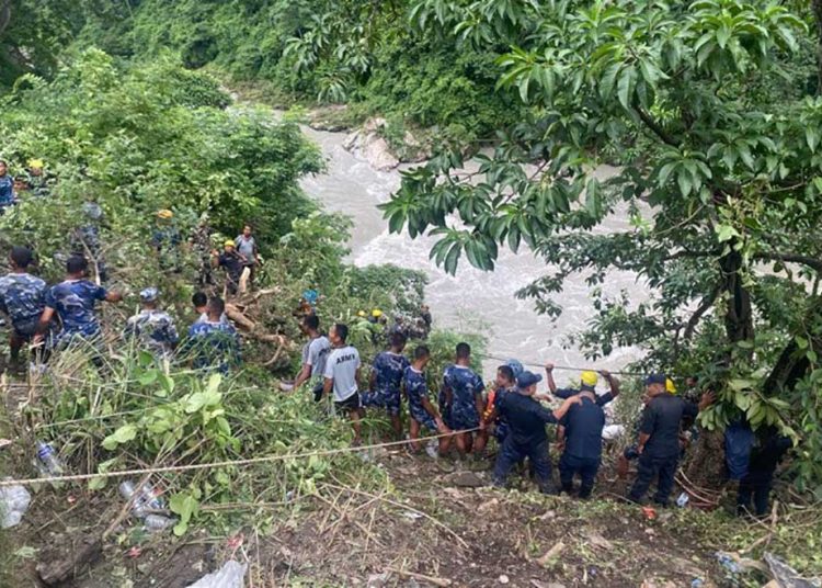 भारतीय बस दुर्घटनामा १४ जनाको मृत्यु