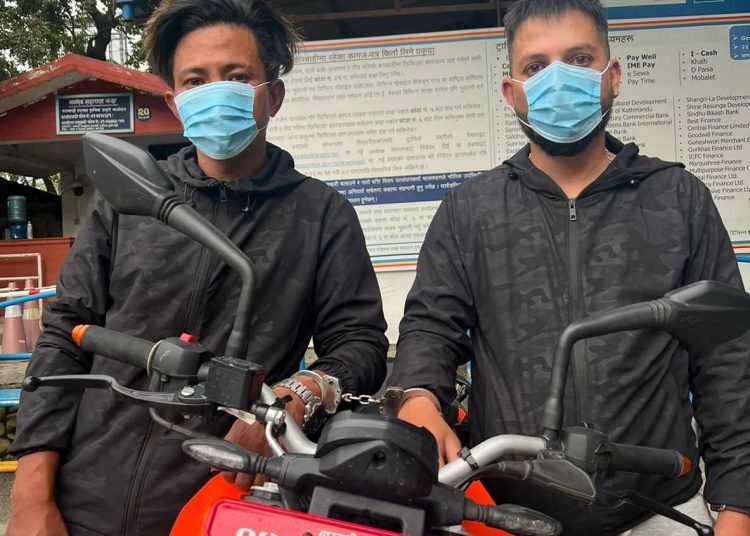 मोटरसाइकल चोरीमा संलग्न तीन जना ट्राफिक प्रहरीको नियन्त्रणमा