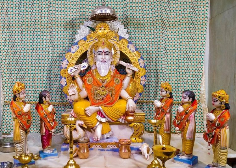 आज विश्वकर्माकाे पूजा पर्व मनाउँदै