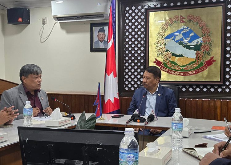 भुक्तानीको माग गर्दै का. प्रम सिंहलाई बुझाए ज्ञापन पत्र