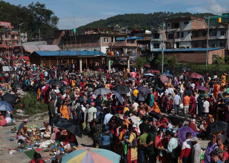 गोकर्णेश्वर महादेव मन्दिरमा भक्तजनको घुइँचाे